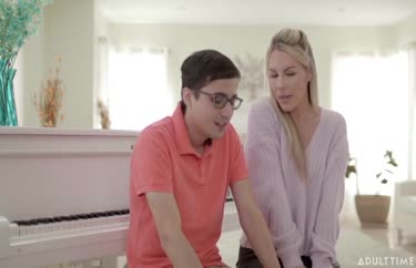 妊娠中のモデルがクロエ・ディオールと二人きりでぶっかけシーン