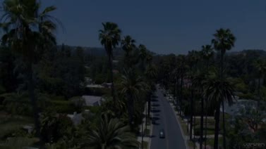 少年が汚いベイビーを殴り、彼女の裸のマンコをからかう