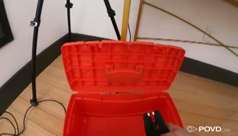 熱い女の子が彼女のマンコに長いペニスに乗ります