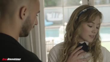 ティーンエイジャーは、かわいいクリトリスと同じように、自分の柔らかいおっぱいで時間を過ごす必要があります