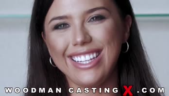 格好良いブロンドのアラクニア ウェッブが白いストッキングを履いた巨根と時間を過ごす