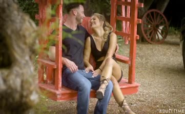 熱い美女はケツの穴の中に大きな問題を抱えています