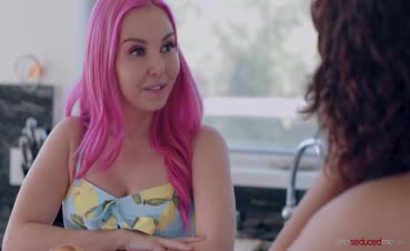 アーニャ・オルセンとのキス映画を舐める変態美女