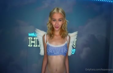 裸のおまんこを失う素晴らしいモデルの売春婦