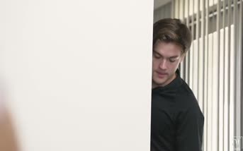 彼氏がヌードの女の子とセックスし、彼女の熱い胸を掴む