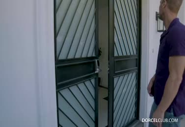 ヌードの美女が陰部の中に大きなペニスを懇願する