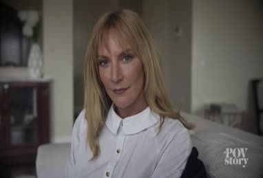 素敵な黒人少女チェリー・レインがポルノを見た後に巨大なチンポを押す