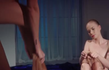 妊娠中の妻はエロティックなブロンドを楽しむ