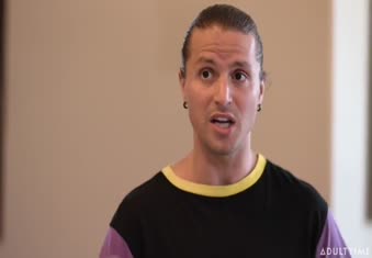 裸の可愛い人は彼女のマンコに太いペニスを受け入れる