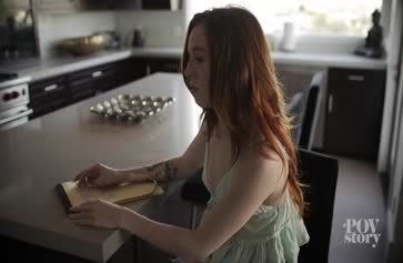 見事なベイビーはお尻に巨大な棒に乗ります