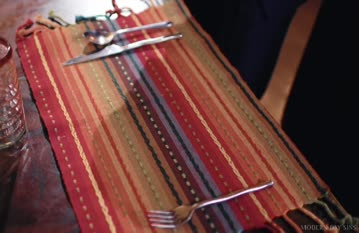 少年はセクシーな美女とセックスし、彼女の濡れたマンコを掴みます