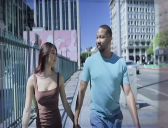 このブルネットの異人種間のビデオテープをお楽しみください