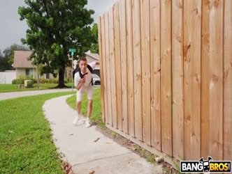 筋肉質のショートヘアのアンバー ブロッサムがビキニで硬いチンポと遊ぶ