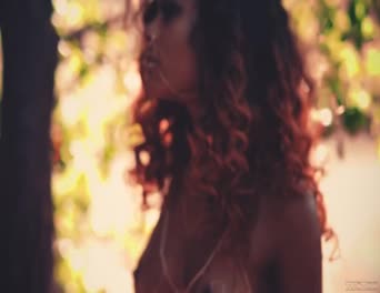 80年代の女性がエッチなオナニーをする