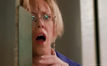 古いブルネットのアヤ・ニールセンが顔を出した後しばらく緊張をこする