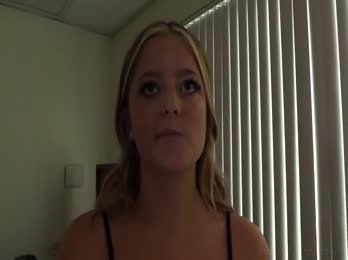 タイトな濡れたマンコを引き出すエロティックなポルノスターの美女