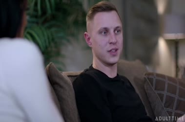 赤毛のアレイア・タイラーはポルノを見た後に少し感じた