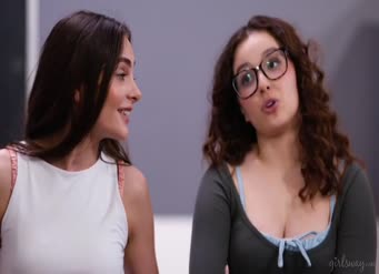 若い大きな胸の女の子はその毛むくじゃらのお尻の使い方を本当に知っています